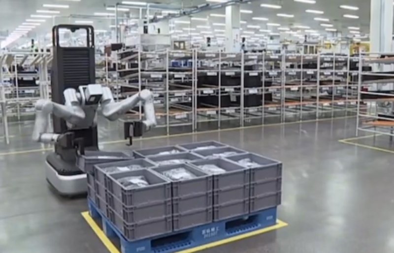 AGIBOT's A2-W Robot Revolutionizes Factory Logistics